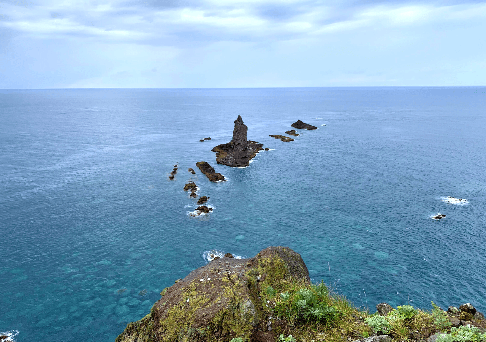 岬の端っこの海と岩