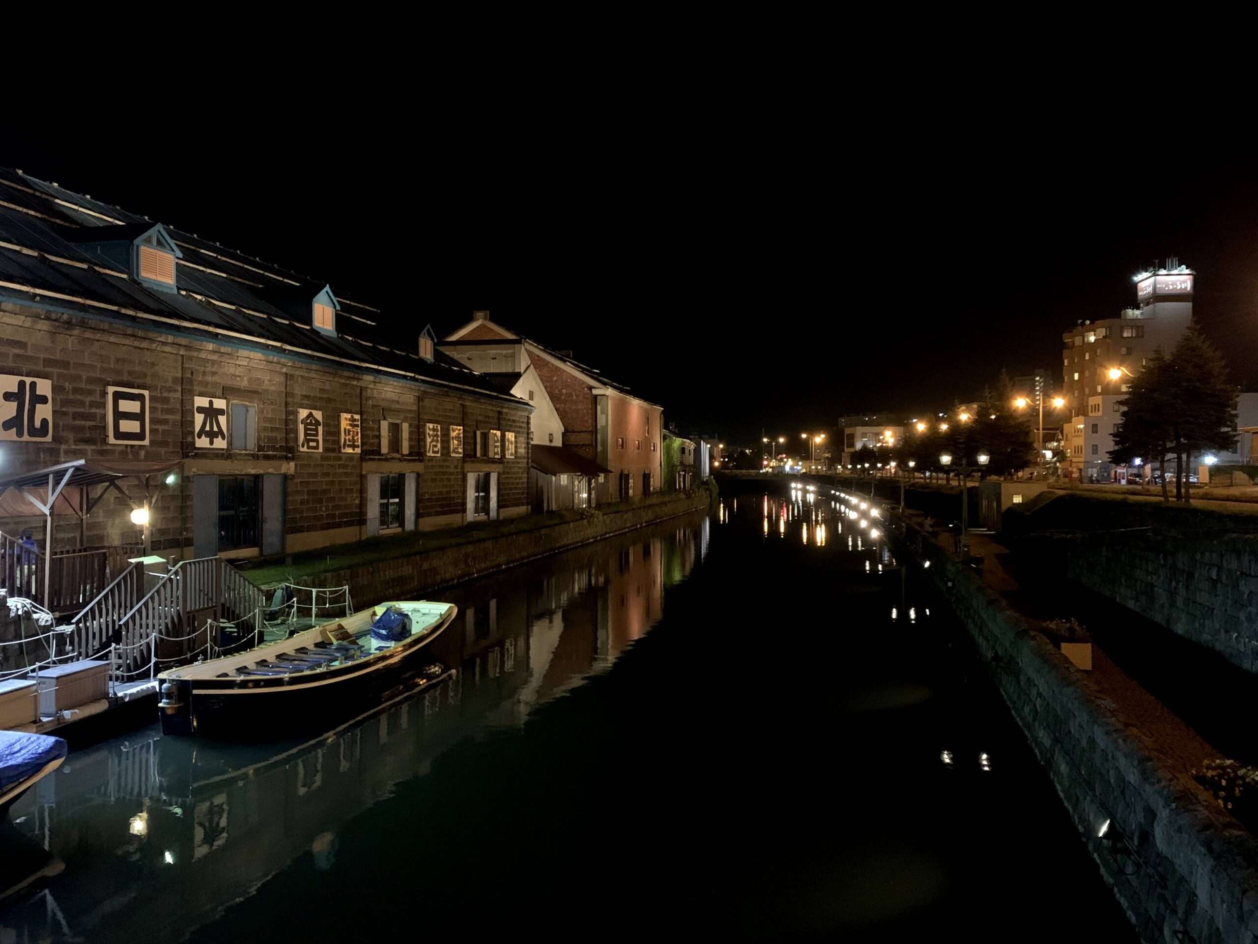 夜の小樽運河の川