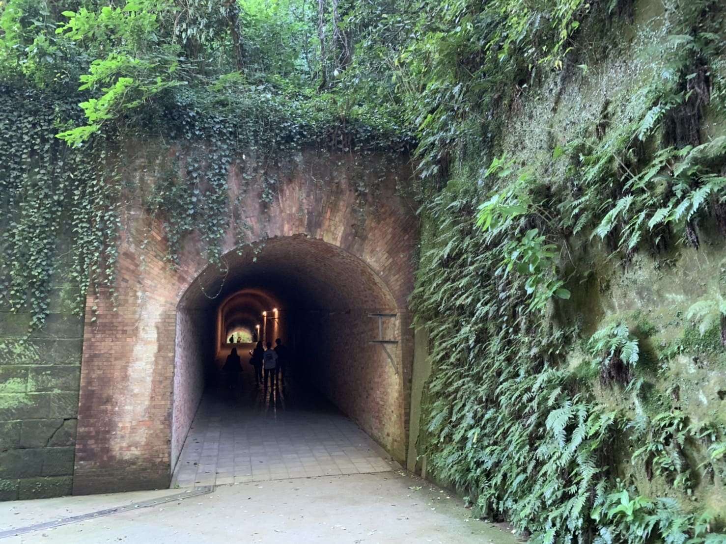 愛のトンネル入り口