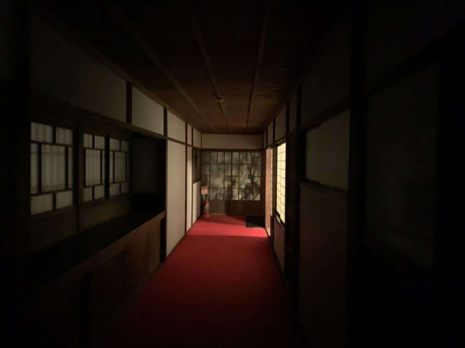 薄暗い廊下